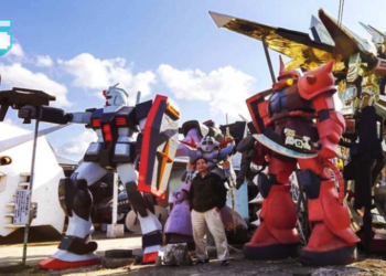 Warga Emas 74 tahun membuat Taman Gundam depan Kedai Gunting Rambut?!