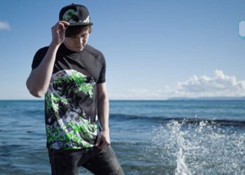 Razer melancarkan koleksi pakaian Kanagawa Wave dibuat dari Plastik Laut