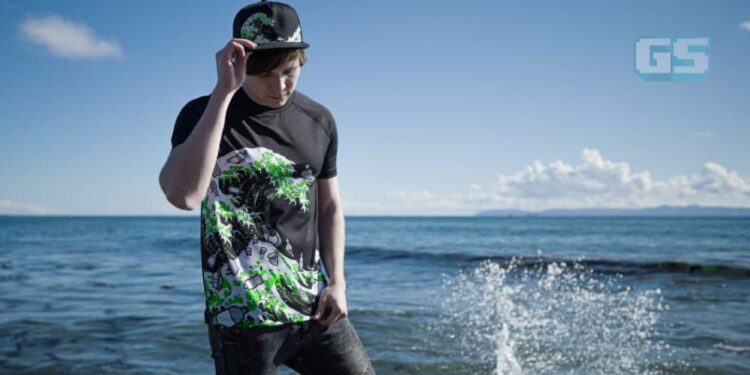 Razer melancarkan koleksi pakaian Kanagawa Wave dibuat dari Plastik Laut