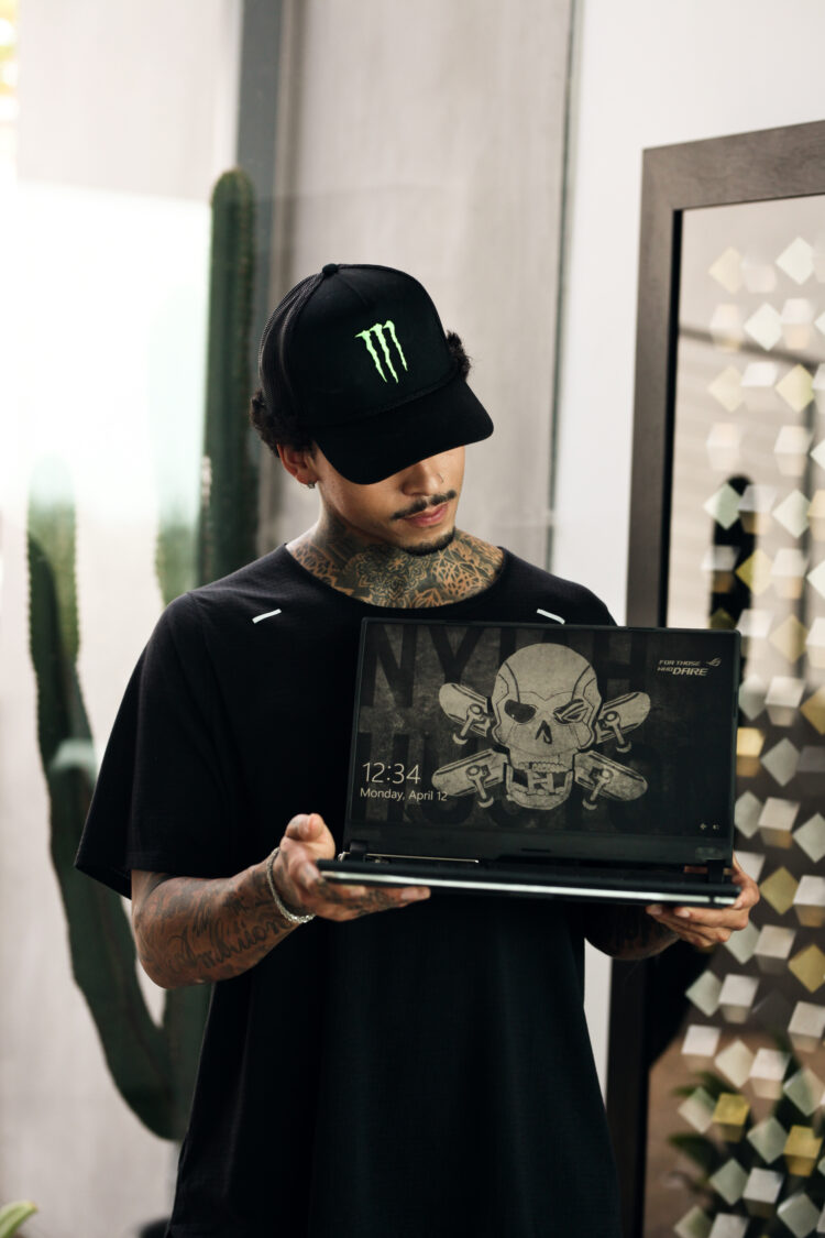 ROG hasilkan laptop Gaming berkonsepkan unik untuk Top Pro Skateboarder Nyjah Huston!