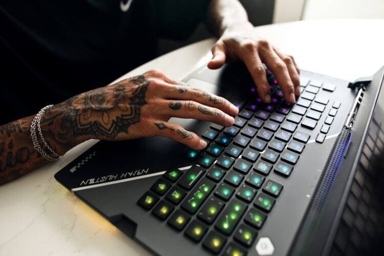 ROG hasilkan laptop Gaming berkonsepkan unik untuk Top Pro Skateboarder Nyjah Huston!