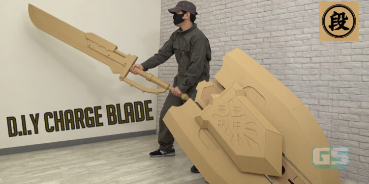 Peminat Monster Hunter Rise hasilkan Charge Blade DIY guna kadbod