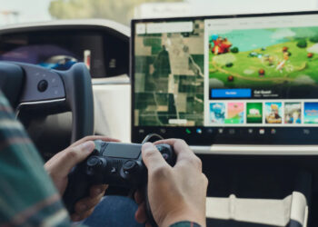 Kerana boleh bermain game sambil memandu, kereta Tesla kini di bawah siasatan kerajaan AS