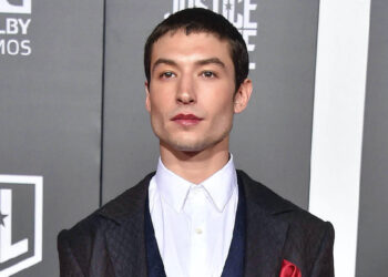 Ezra Miller akhirnya mengaku bersalah, bakal jalani satu tahun percubaan & denda sebanyak $500